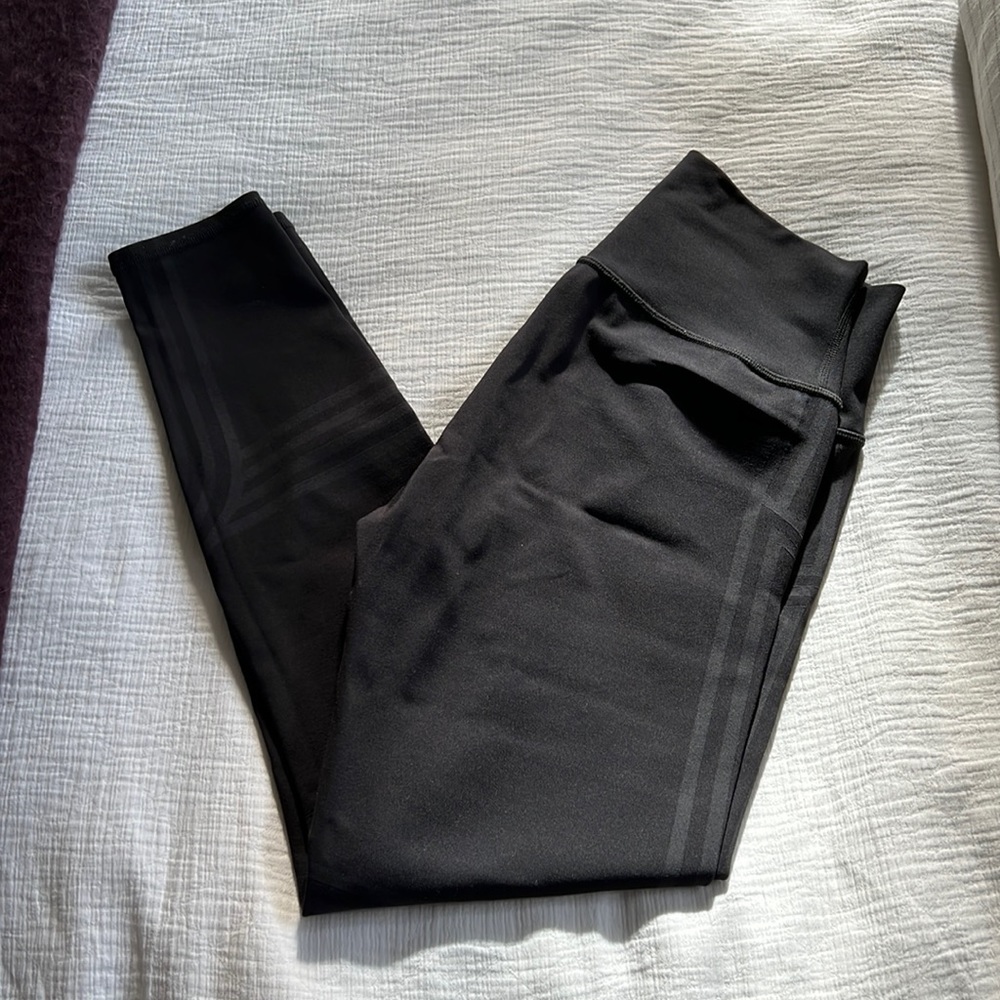 ALO YOGA black high waisted leggings with dark grey lines